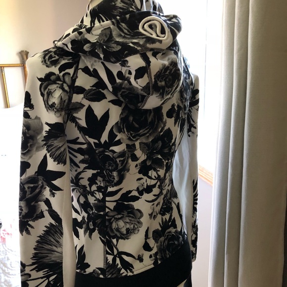 Lululemon Rare flowery jacket Sz 6 - Picture 3 of 4